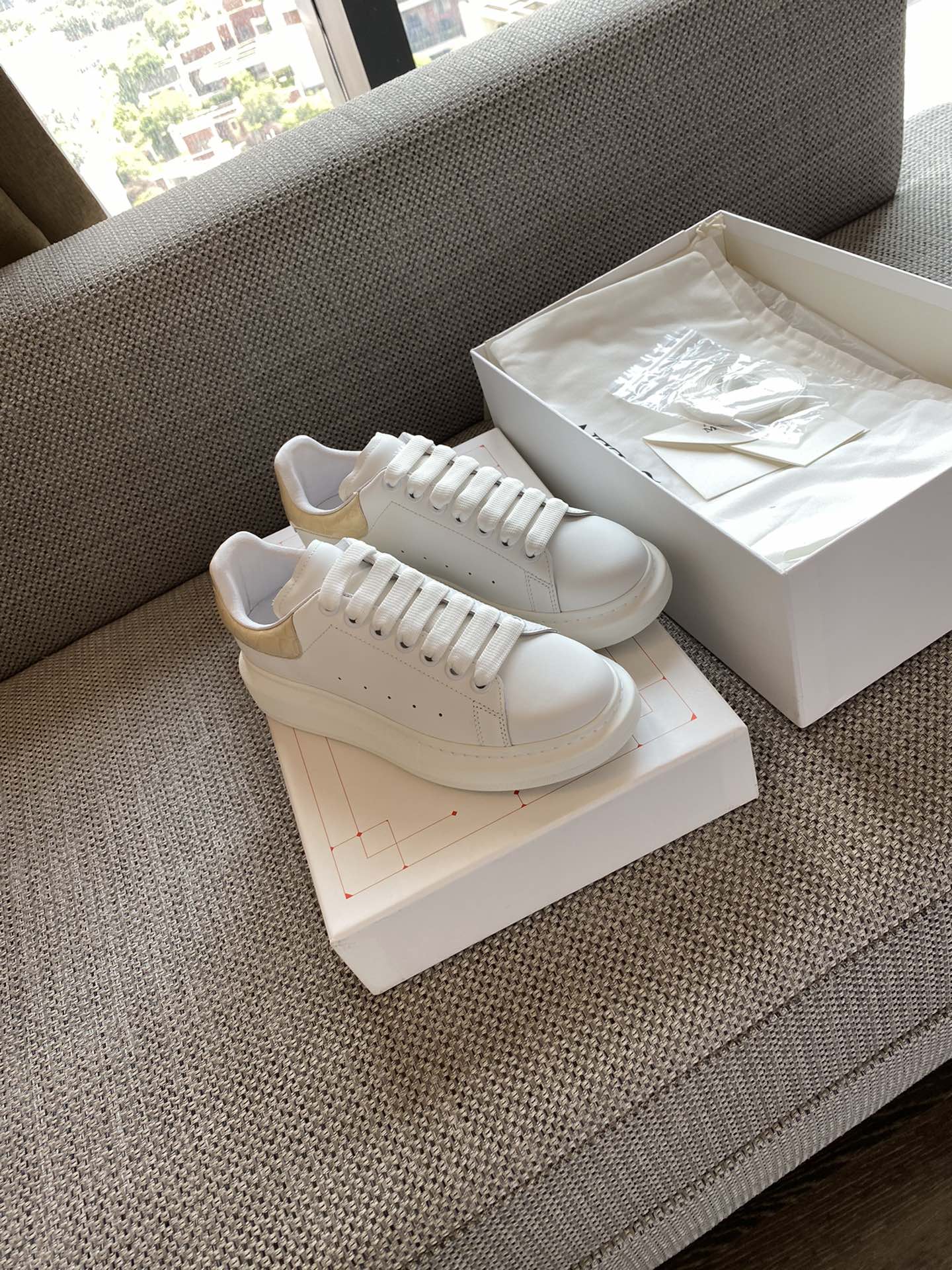 Классические белые кроссовки McQueen - на каблуке-резинке - в клетку - желтые