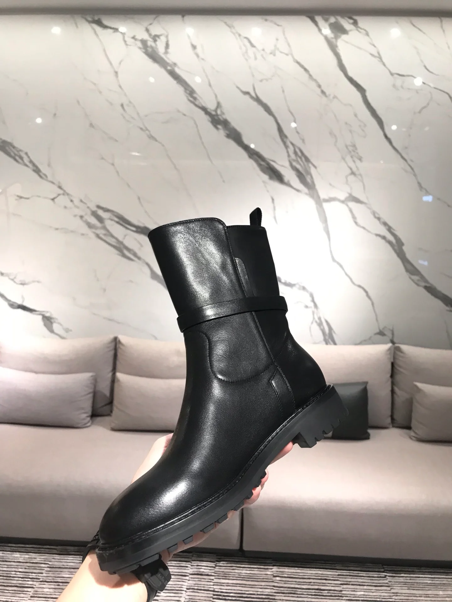 Ботильоны Dior с золотыми пуговицами и острым носком