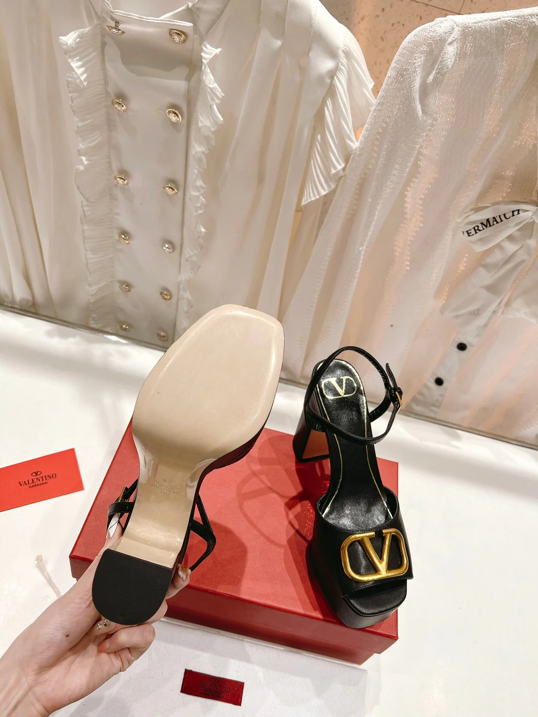 Новинка лета 2023 от Valentino - Босоножки на каблуке с задником - Черные