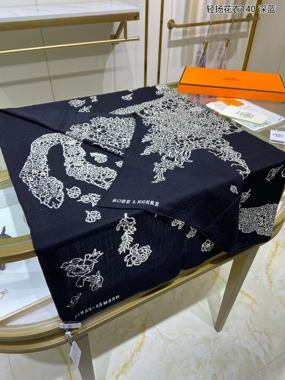 Hermes - Легкий квадратный шарф с цветочным узором - 140 см - 70% кашемир - 30% шелк