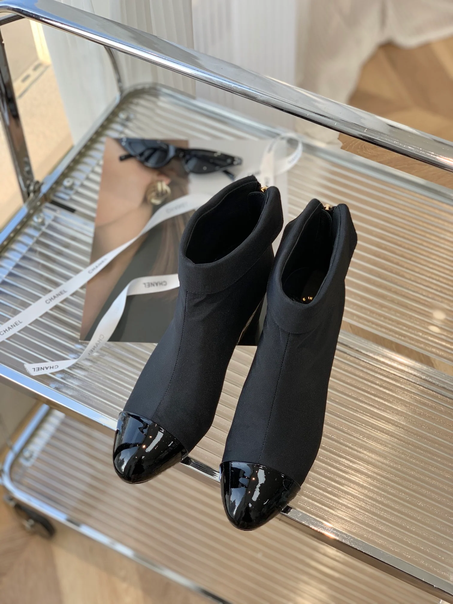 Классические ботильоны на массивном каблуке из коллекции Chanel Color Block - черные.