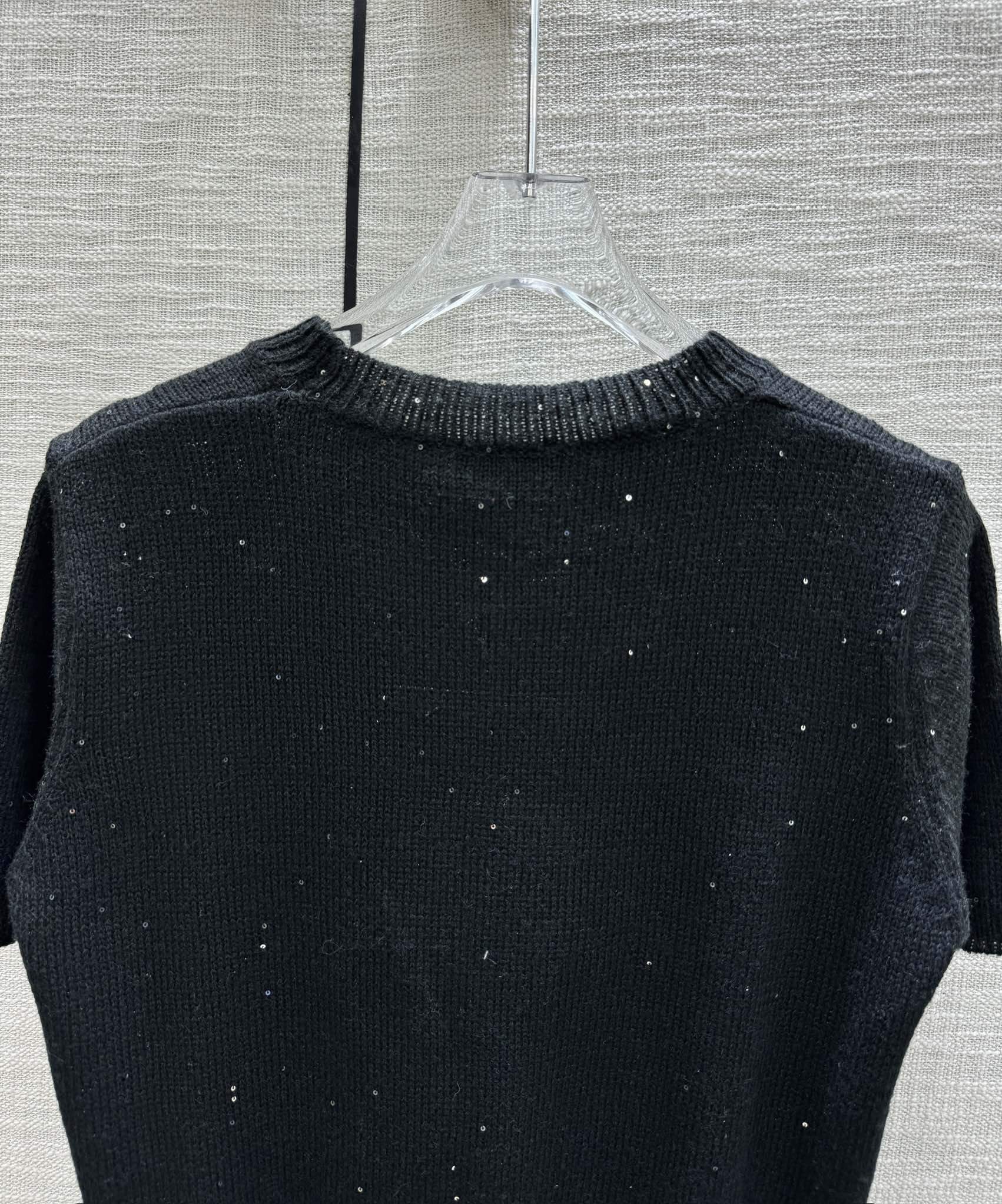 Футболка Chanel 2403 с вышитым бантом, трикотажная, с короткими рукавами, черная.