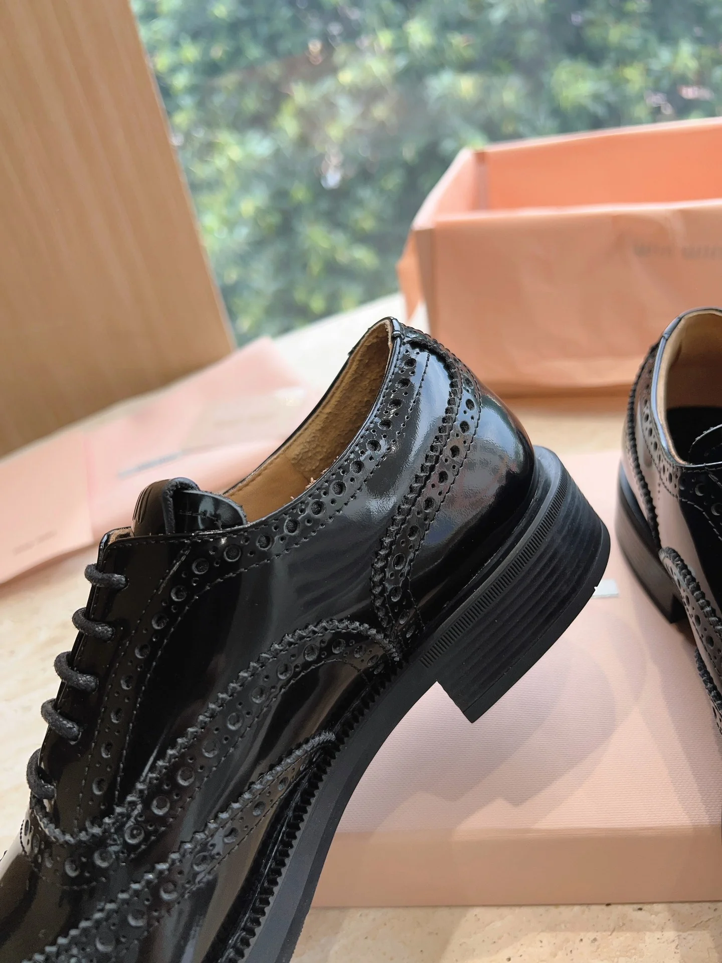 Новинка Miu Miu 2023 года - Лоферы на шнуровке в британском стиле - Черные