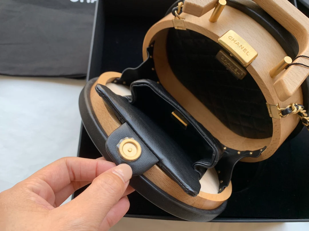 Новинка весны 2022 года от Chanel - Сумка в деревянной коробке - Лимитированная серия