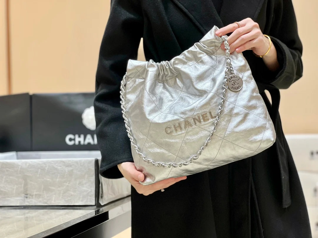 Новинка сезона весна/лето 2023 от Chanel - сумка 22bag - маленькая - серебристая - Фотографии в действии.