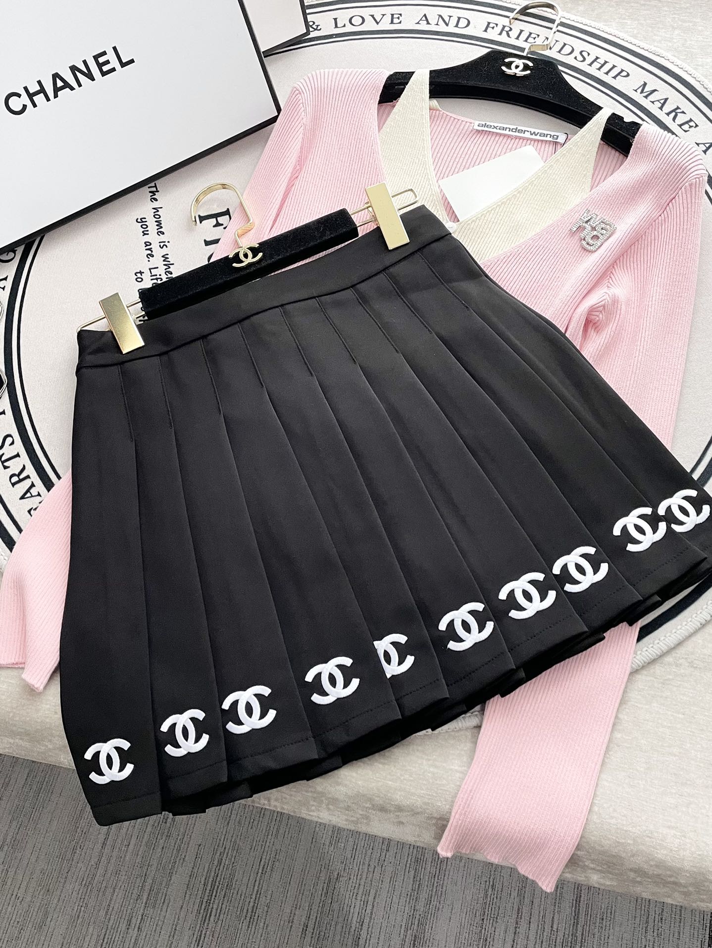 Мини-юбка Chanel 2403 с плотной вышивкой и плиссировкой