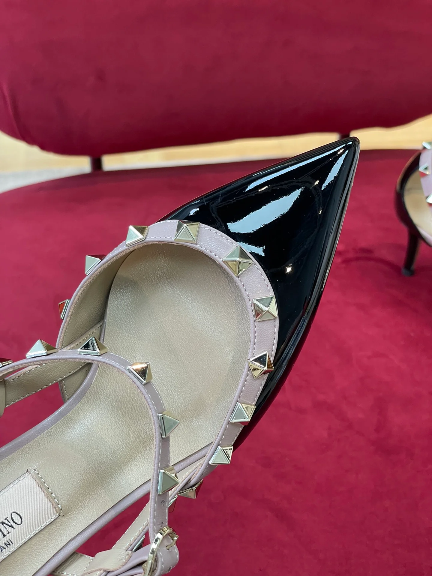 Новинка сезона осень/зима 2022 от Valentino - Туфли на высоком каблуке с заклепками - Черные