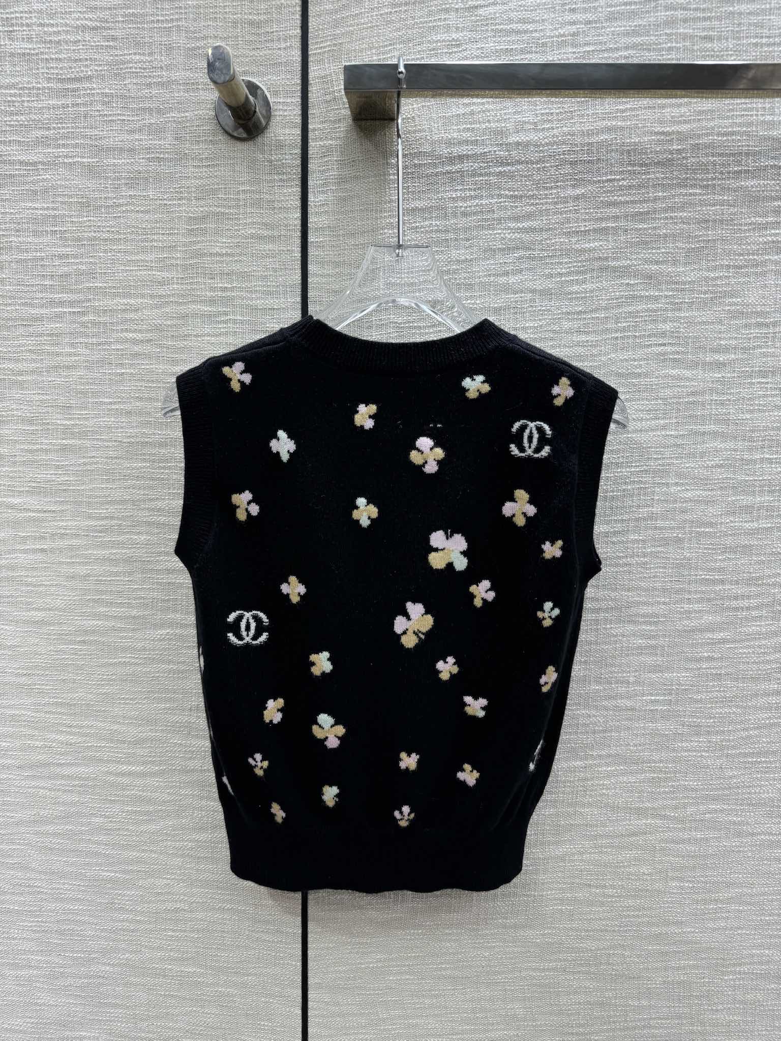 Chanel 2403-24 Коллекция ?Ранняя весна? Métiers d'Art — Вязаный жилет ?Клевер? — Черный