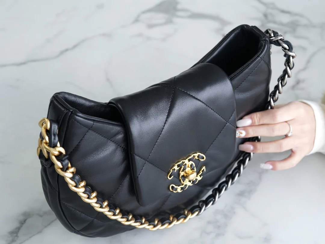 Новая коллекция Chanel ?Ранняя весна? — 24c — 19bag — сумка-хобо под мышкой — черная.