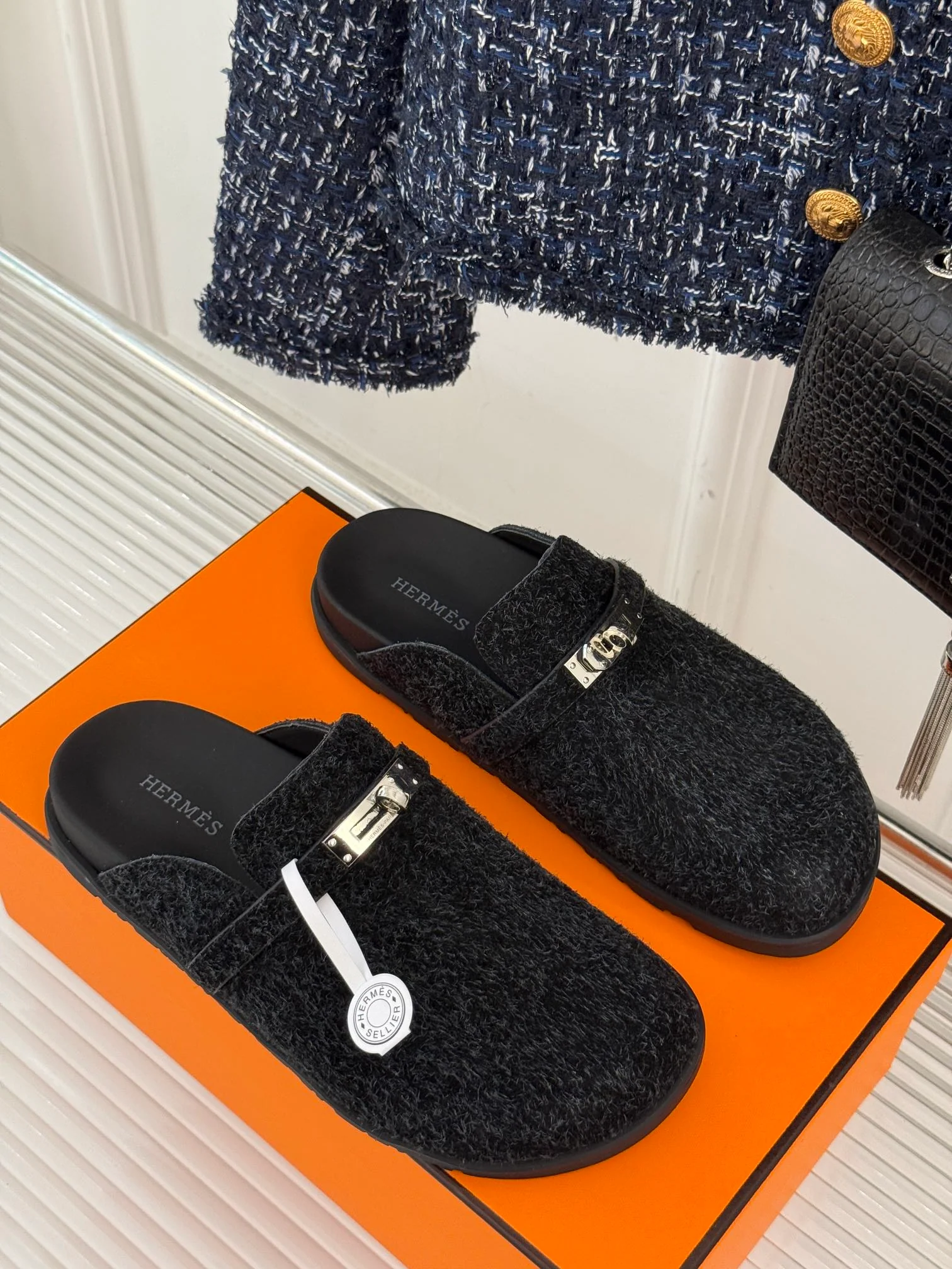 Классические тапочки Hermes Kelly Buckbeak 2024 года — темно-серые.