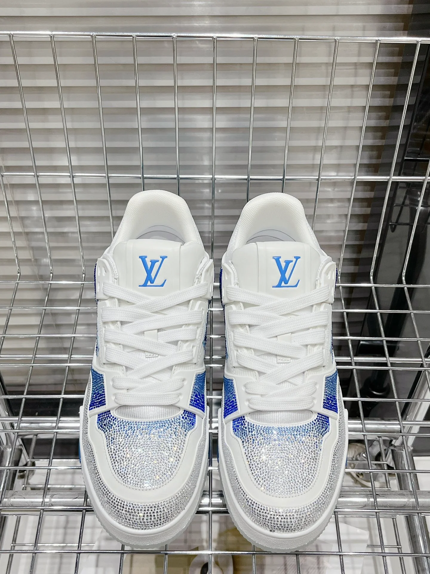 Кроссовки LV Trainer - обувь для скейтбординга - глянцевые белые и синие - унисекс