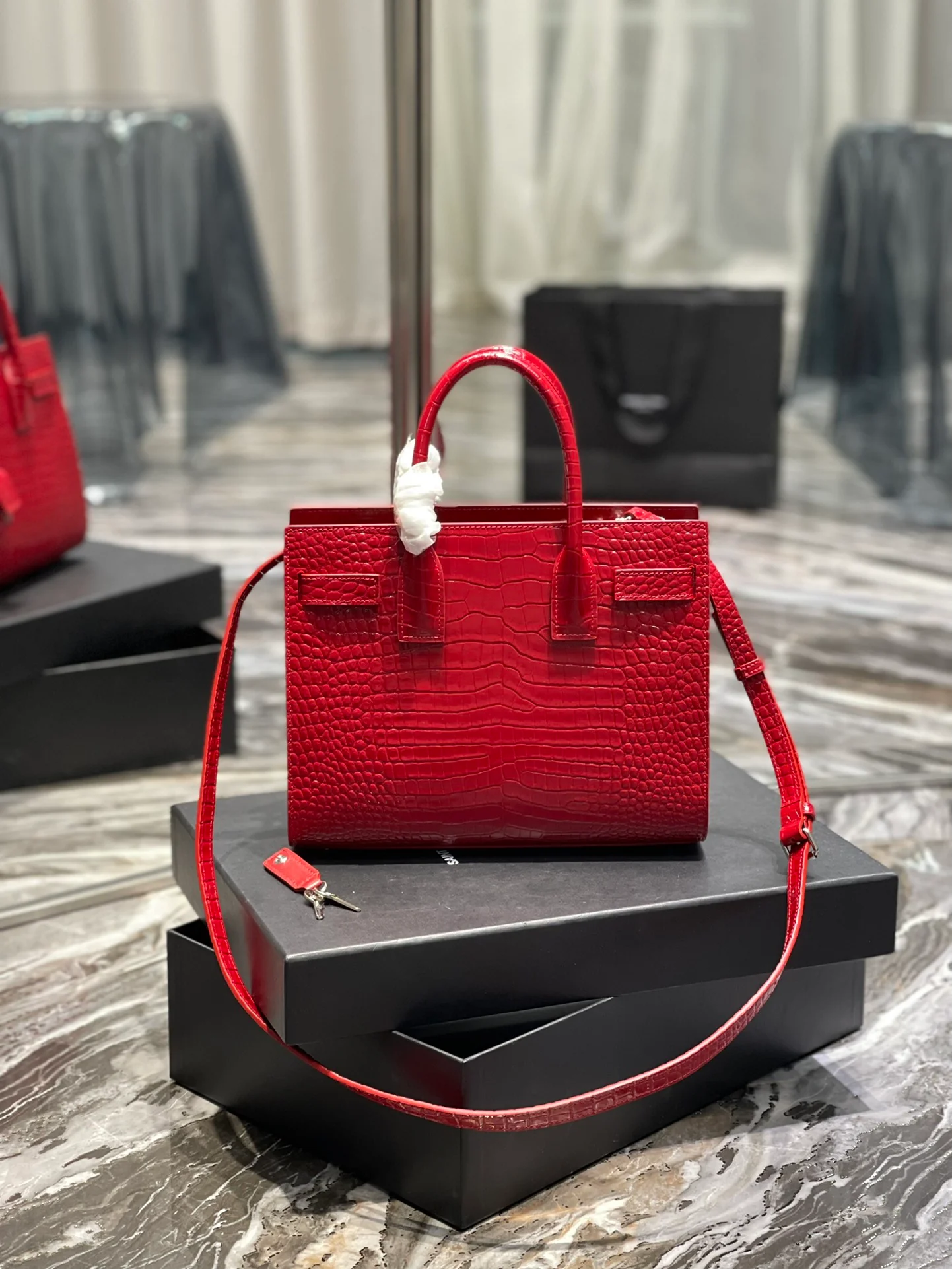 Сумка-мессенджер YSL Sac-de-jour с тиснением под крокодиловую кожу - красная