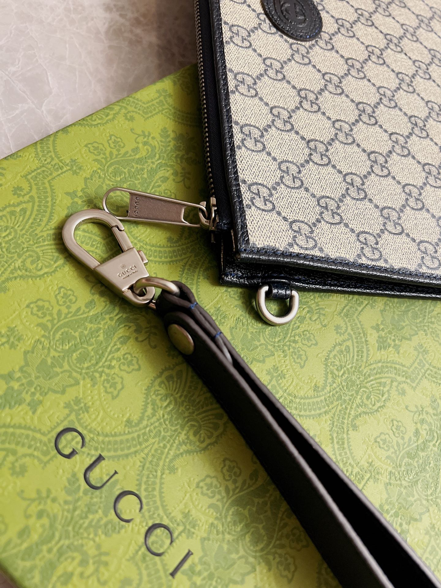 Клатч Gucci из синего ПВХ с монограммой