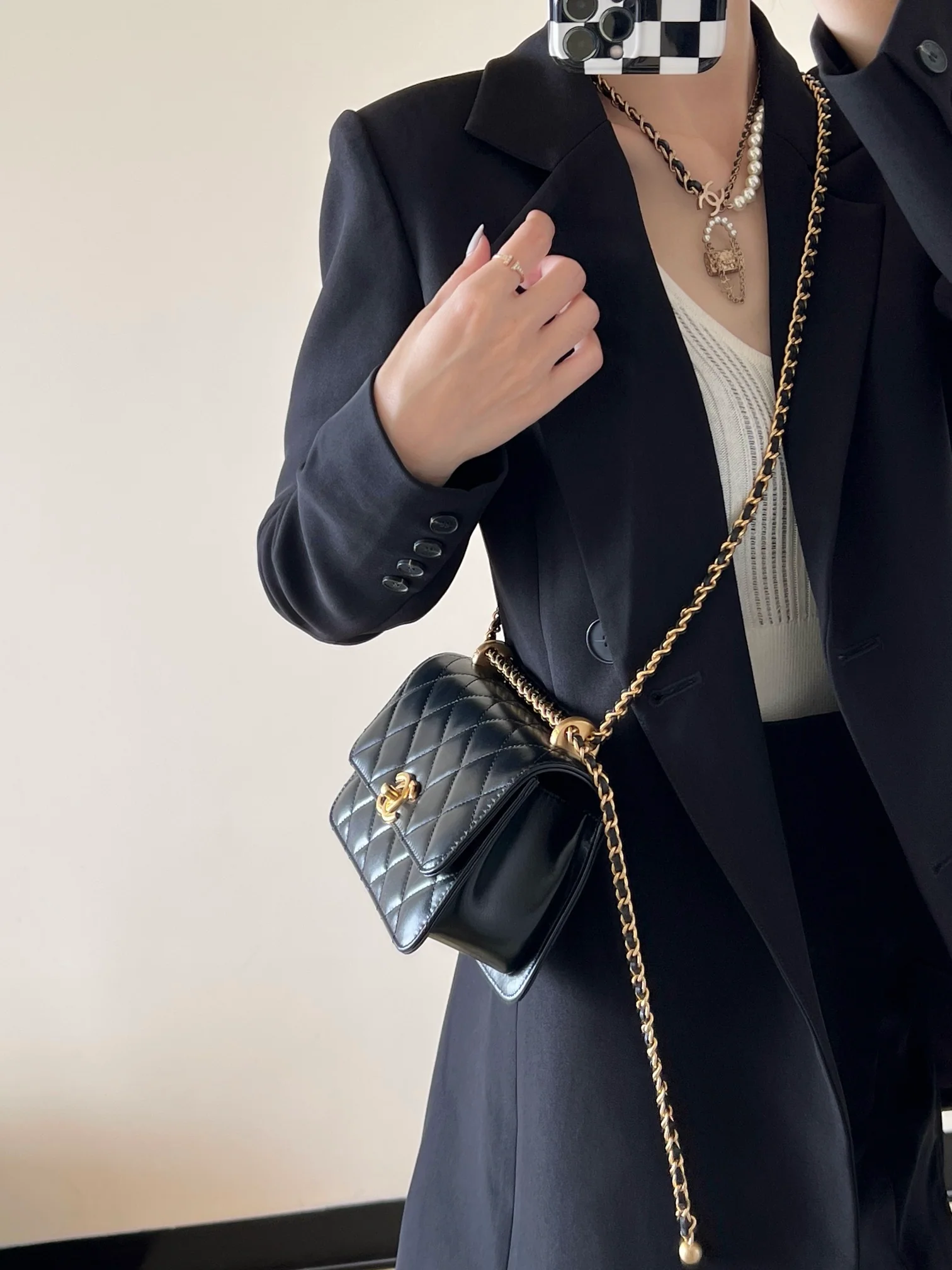 Маленькая черная сумка Chanel 24c с двойным золотым бисером и клапаном.