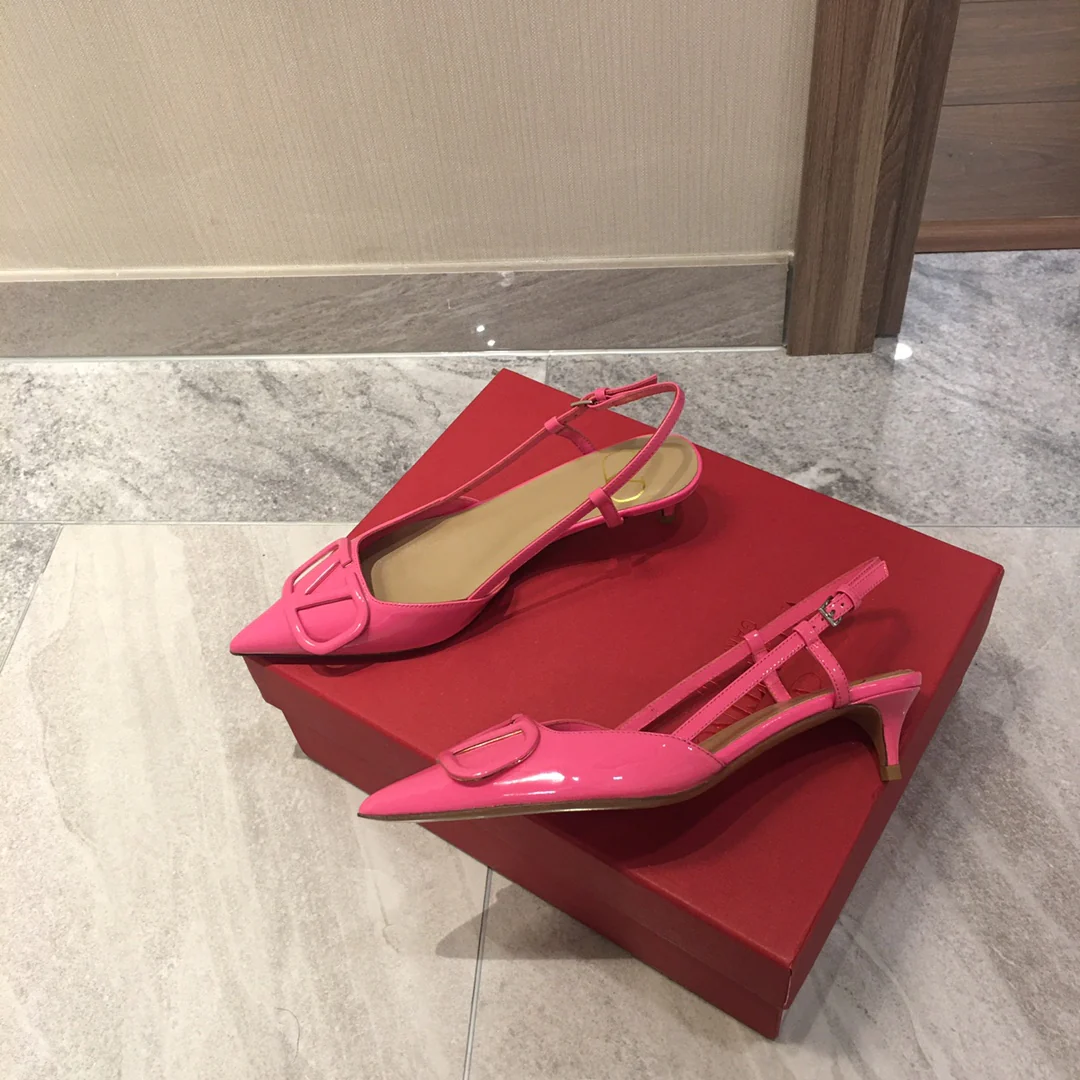 Лакированные босоножки Valentino на низком каблуке с острым носком — розовые.