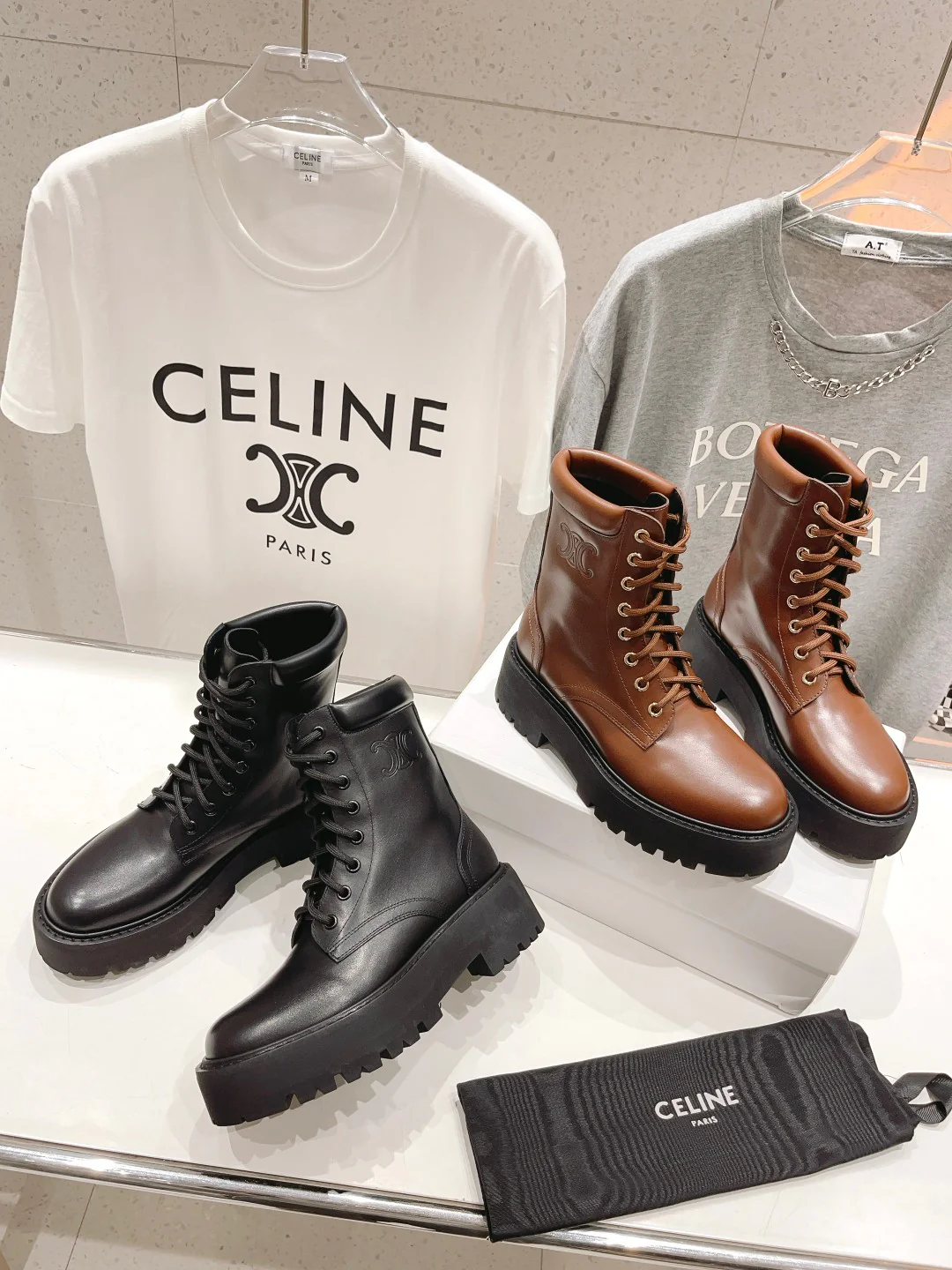 Celine - Новинка сезона осень/зима 2023 - Ботильоны из винтажной лакированной кожи с тиснением ?Триумфальная арка?