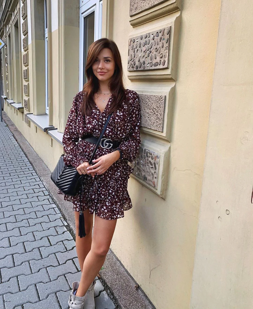 Фотосумка YSL Lou Bag — черная с серебристой фурнитурой.