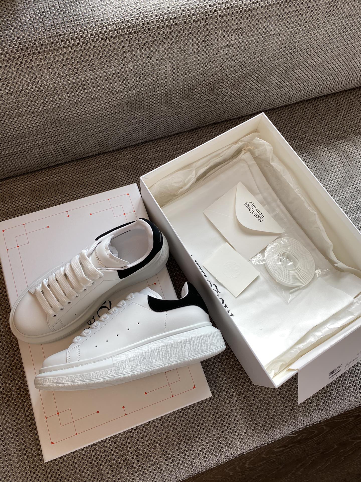 Классические белые кроссовки McQueen с замшевой подошвой и черным каблуком