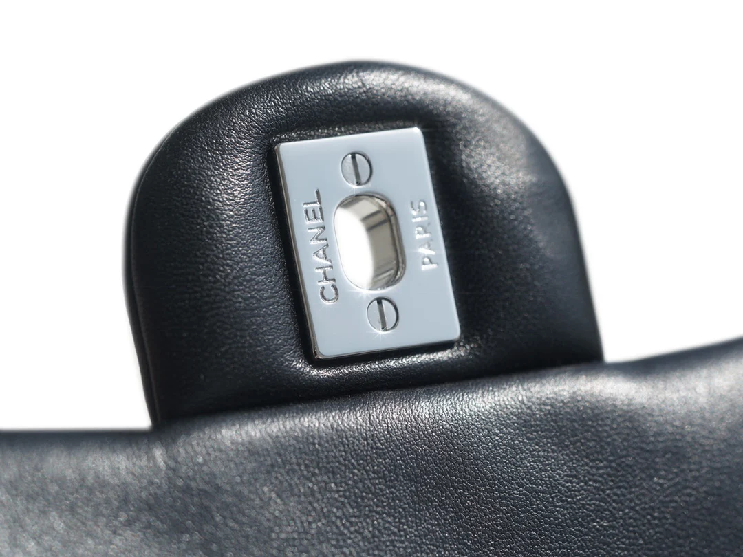 Мини-сумка Chanel CF 20 см из черной овечьей кожи с серебряной застежкой