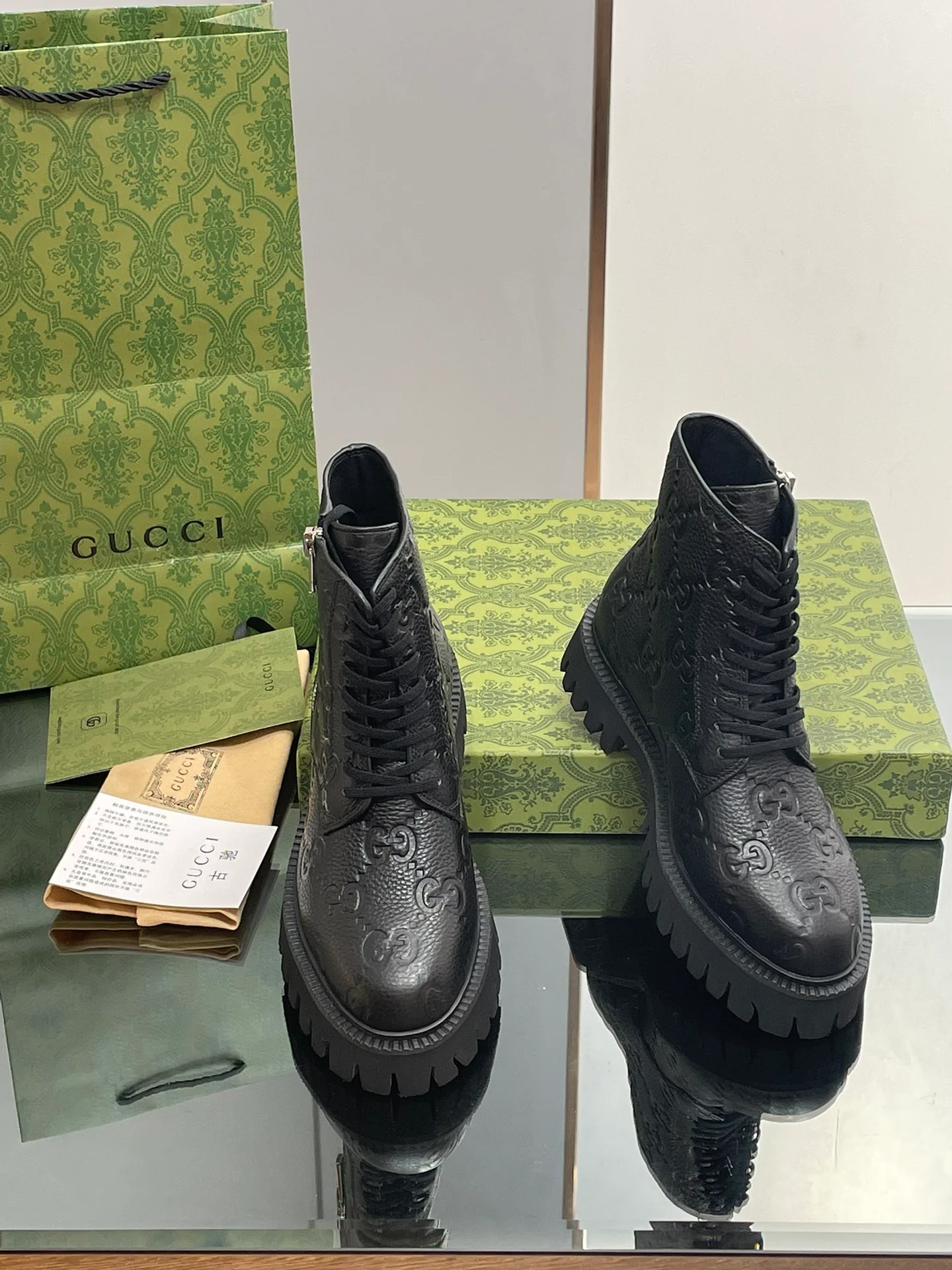 Новинка сезона осень/зима 2023 от Gucci - Ботильоны с тиснением Double G - Черные