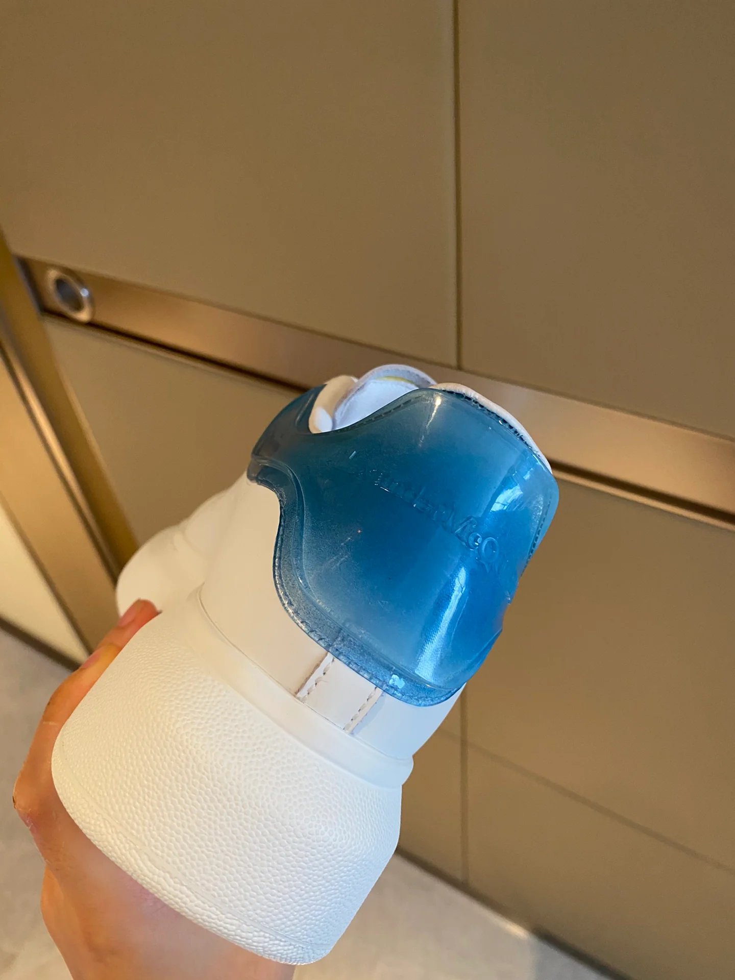 Классические белые кроссовки McQueen - на каблуке-резинке - синие