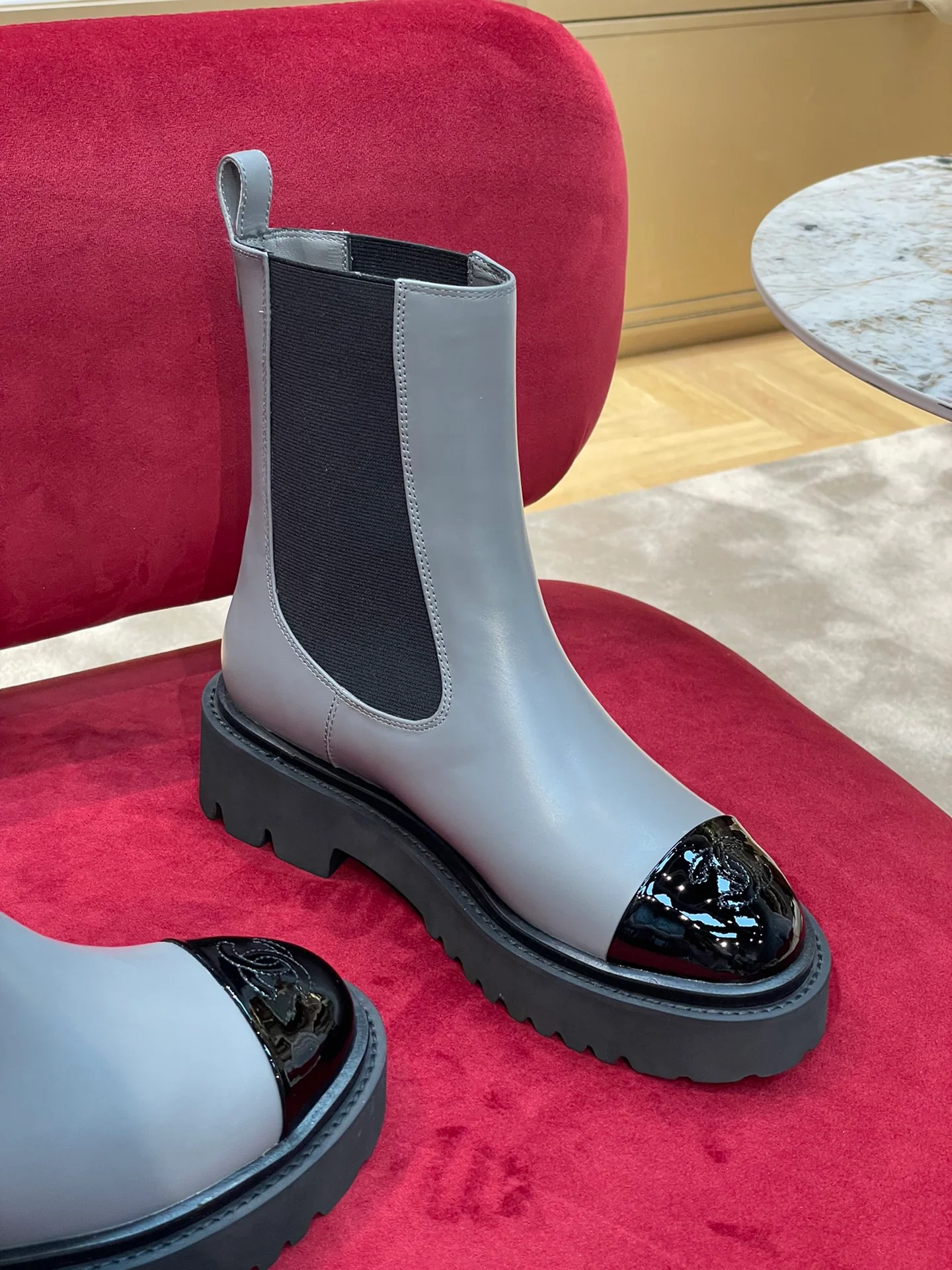 Новинка 2022 года от Chanel - Ботинки челси с круглым носком - Серые