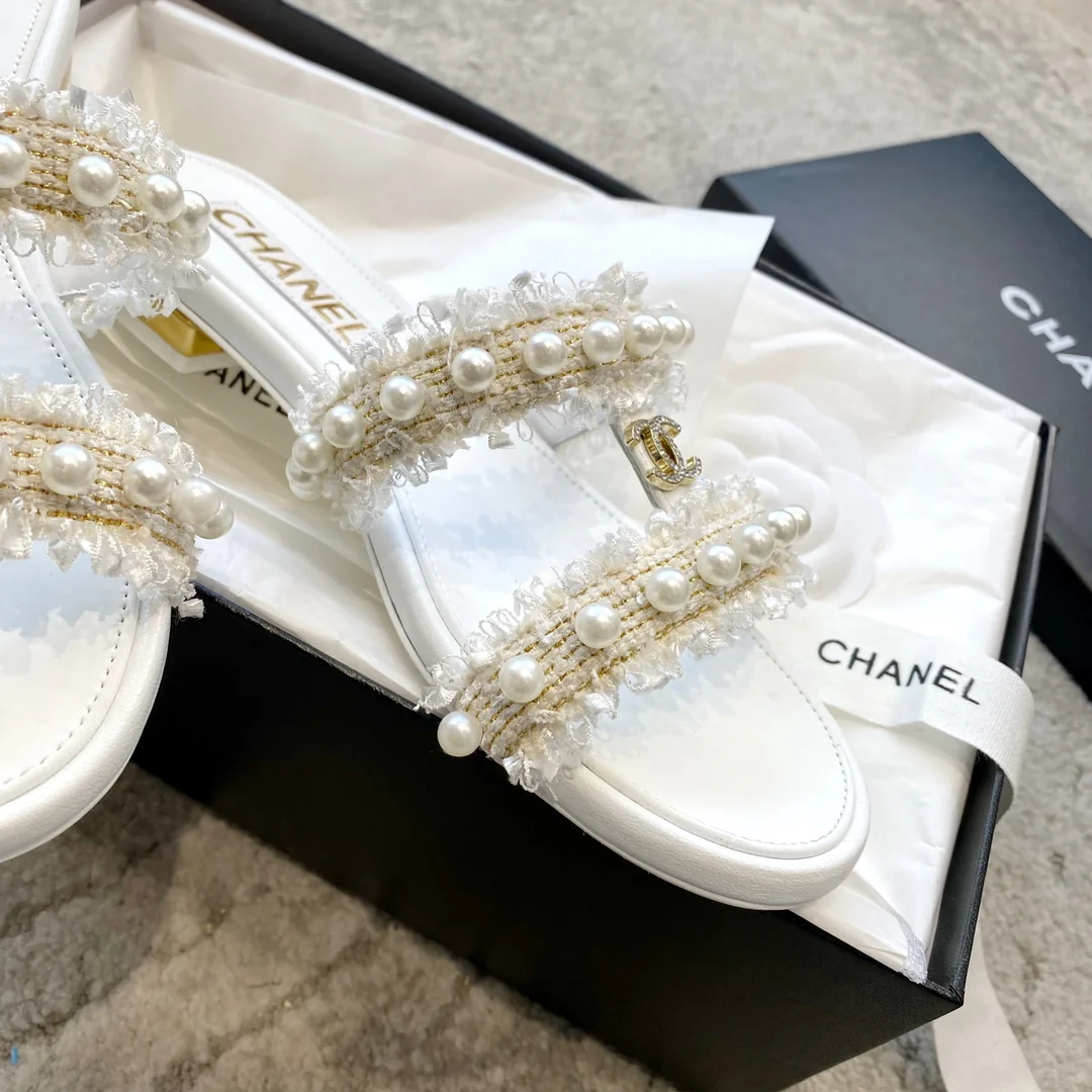 Новинка сезона весна/лето 2023 от Chanel - Туфли из овечьей кожи с жемчугом - Белые