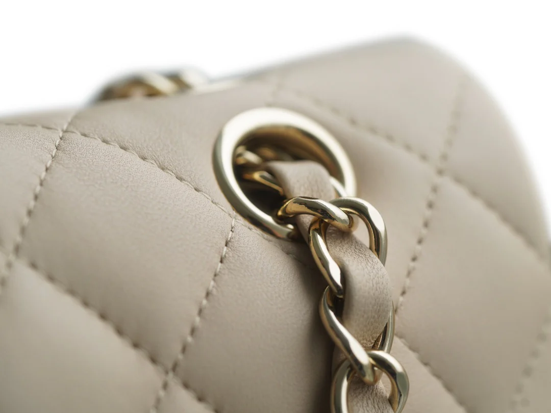 Сумка Chanel CF Medium - 25 см - из абрикосовой овечьей кожи с пряжкой из светлого золота - CF25