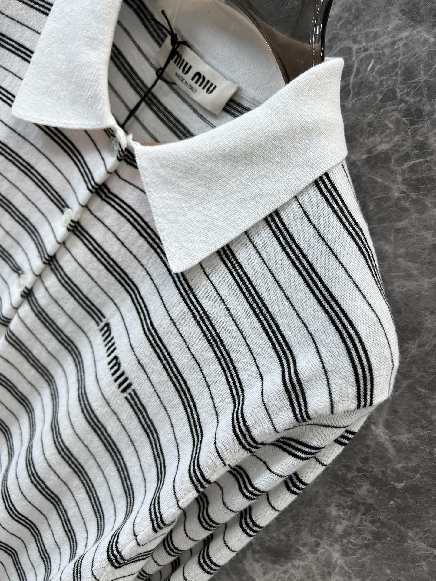 Miu Miu - 2404 - Вязаный свитер-поло с воротником и длинными рукавами в девичьем стиле