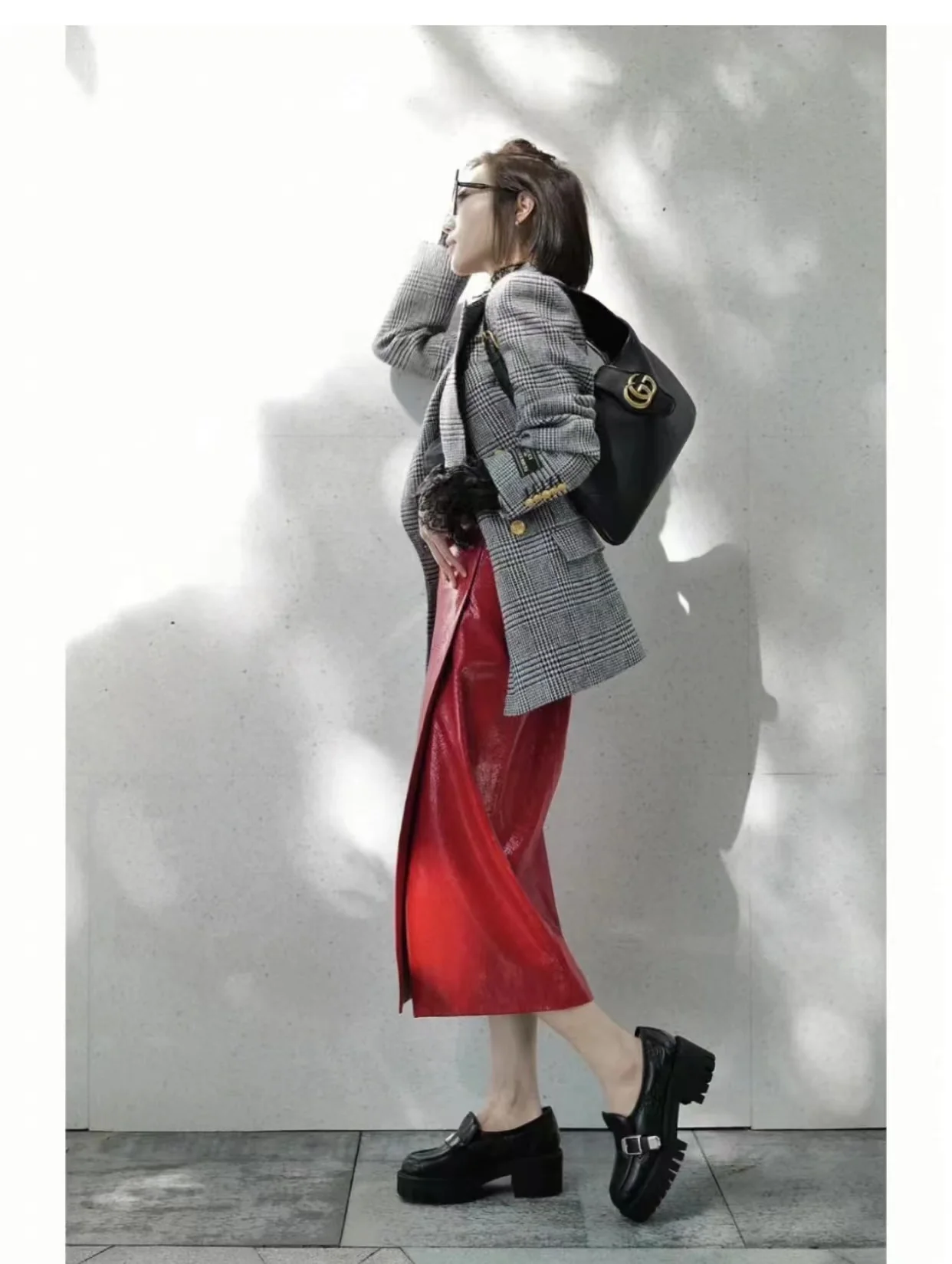 Весенняя коллекция Gucci 2023 — Сумка через плечо ?Полумесяц? — Черная — Фотографии в действии.