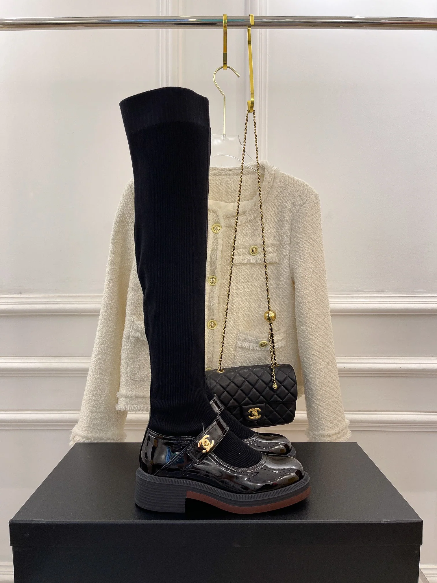 Новинки осенне-зимней коллекции Chanel 2023 — Ботильоны-носки — Кожаные туфли-носки