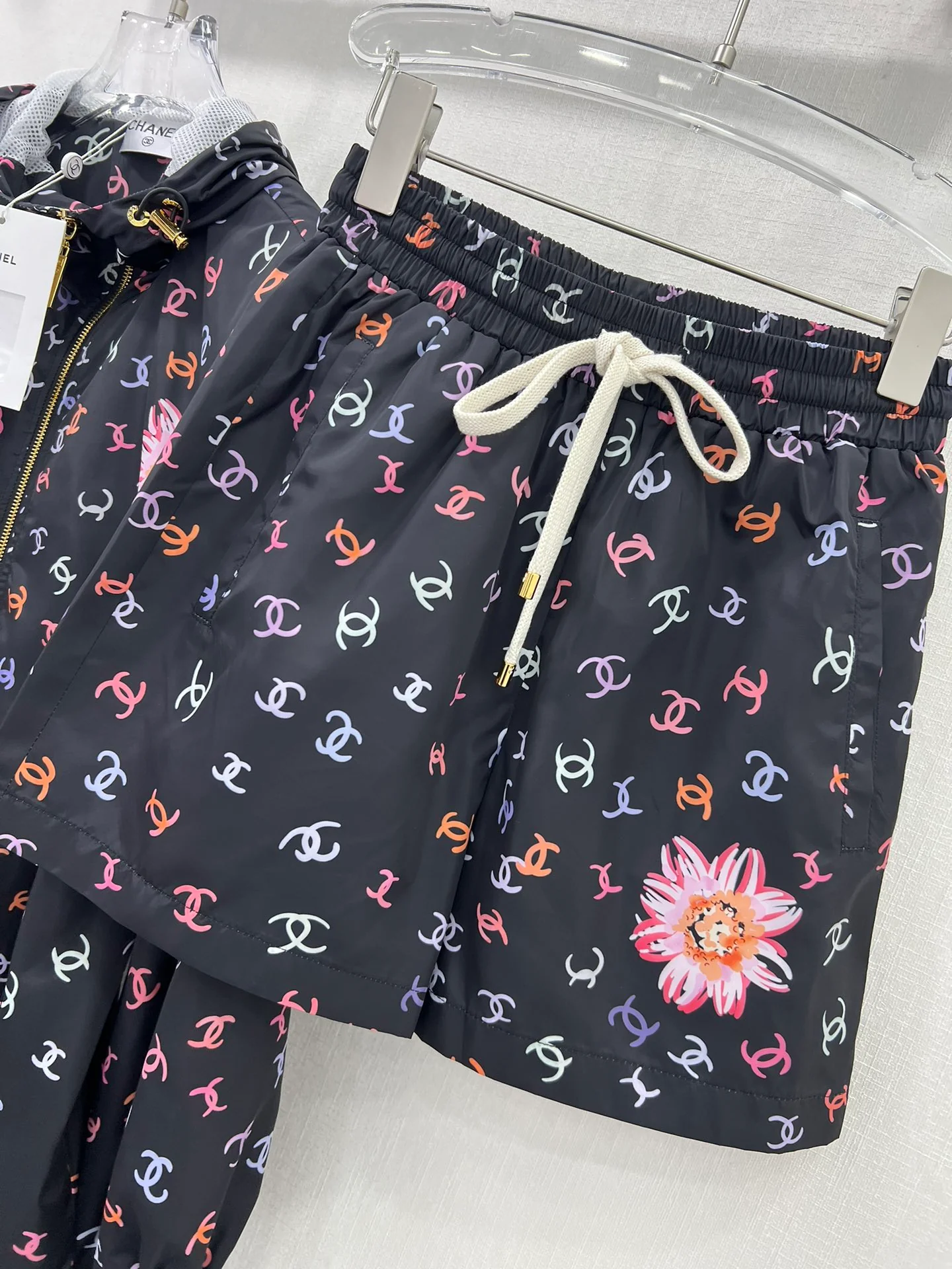 Солнцезащитный костюм Chanel 2404 с принтом - черный