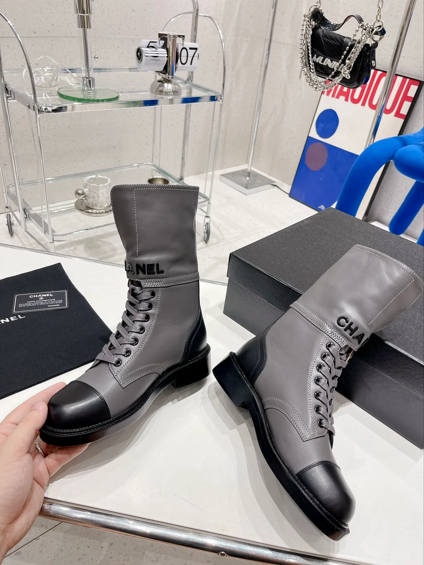 Новинка сезона осень/зима 2022 от Chanel — Ботинки Dr. Martens на шнуровке — Серые