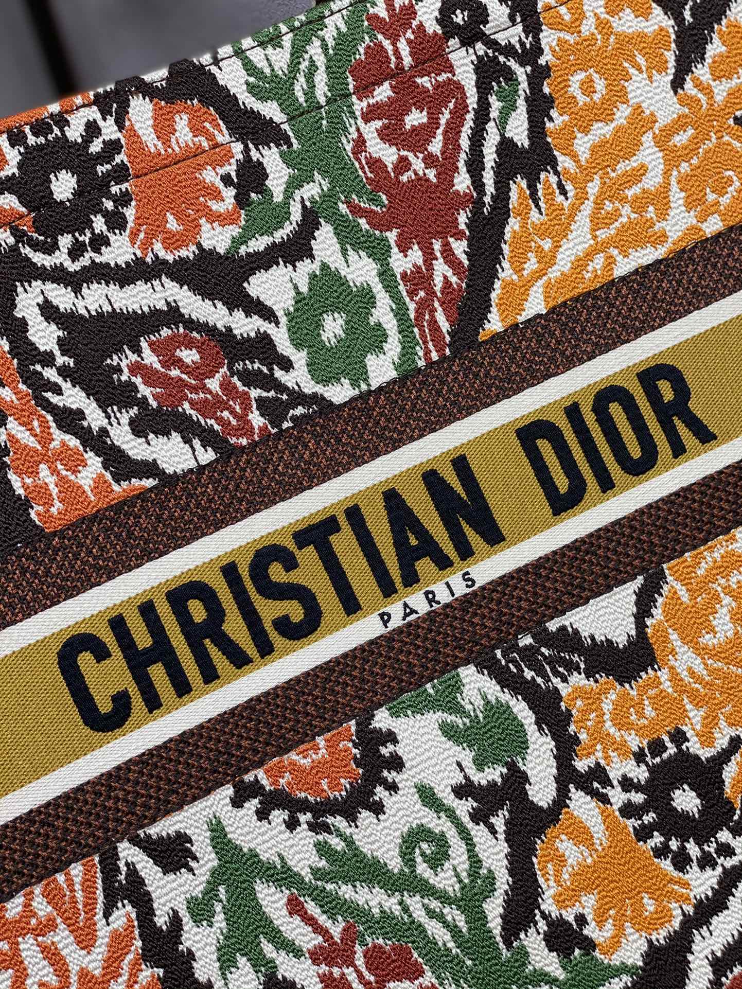 Сумка Dior Book Tote, большой размер 41-5 см, с цветком Adorna.