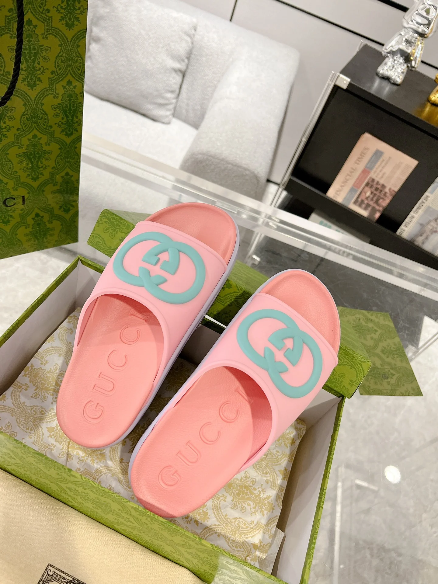 Новинка сезона весна/лето 2023 от Gucci - Пляжные сандалии на платформе - Унисекс - Розовые