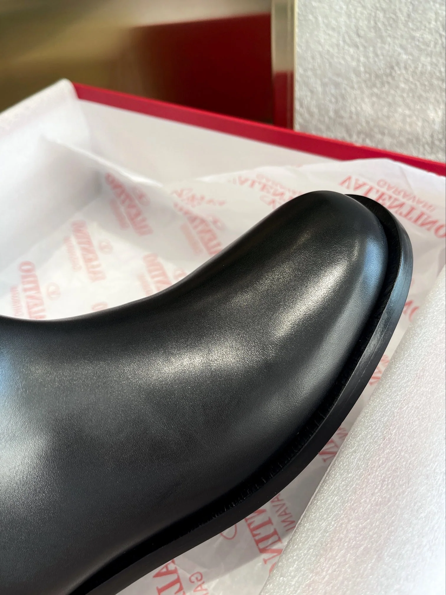 Новинка сезона осень/зима 2022 от Valentino - Уникальная фурнитура с заклепками - Высокие сапоги для верховой езды