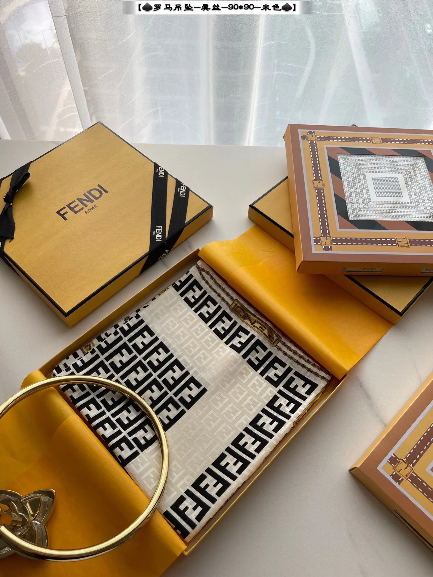 Fendi - Римский кулон с узором FF - Шелковый квадратный шарф