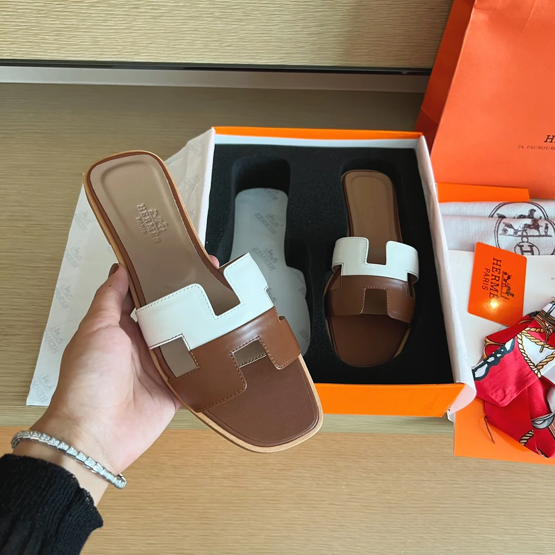 Сандалии Hermes на плоской подошве - однотонная кожа - 2 шт.