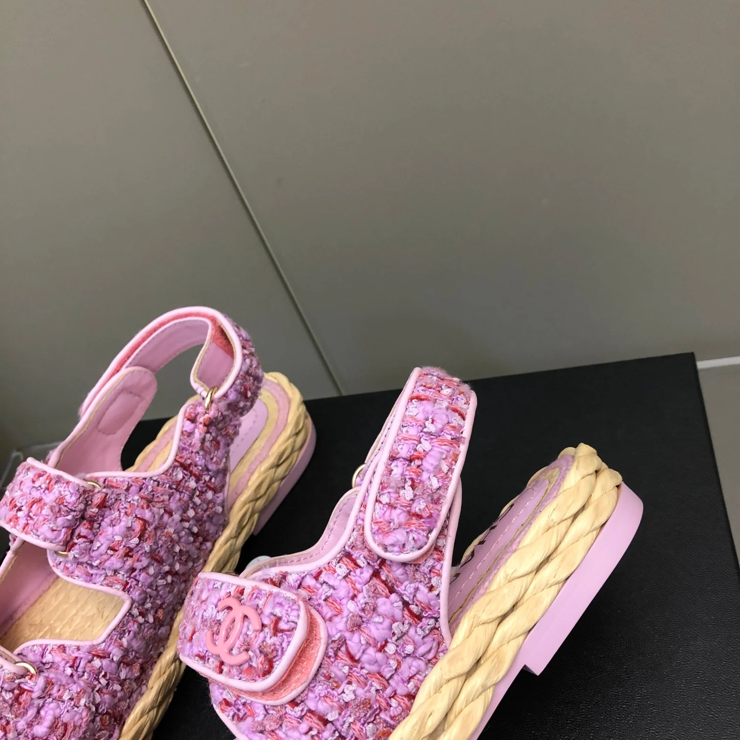 Соломенные сандалии Chanel