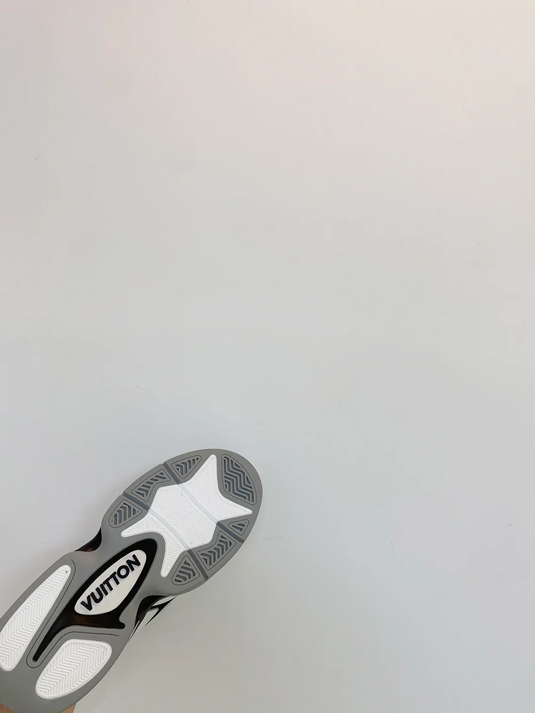 Баскетбольные кроссовки LV-trainer2 - белые