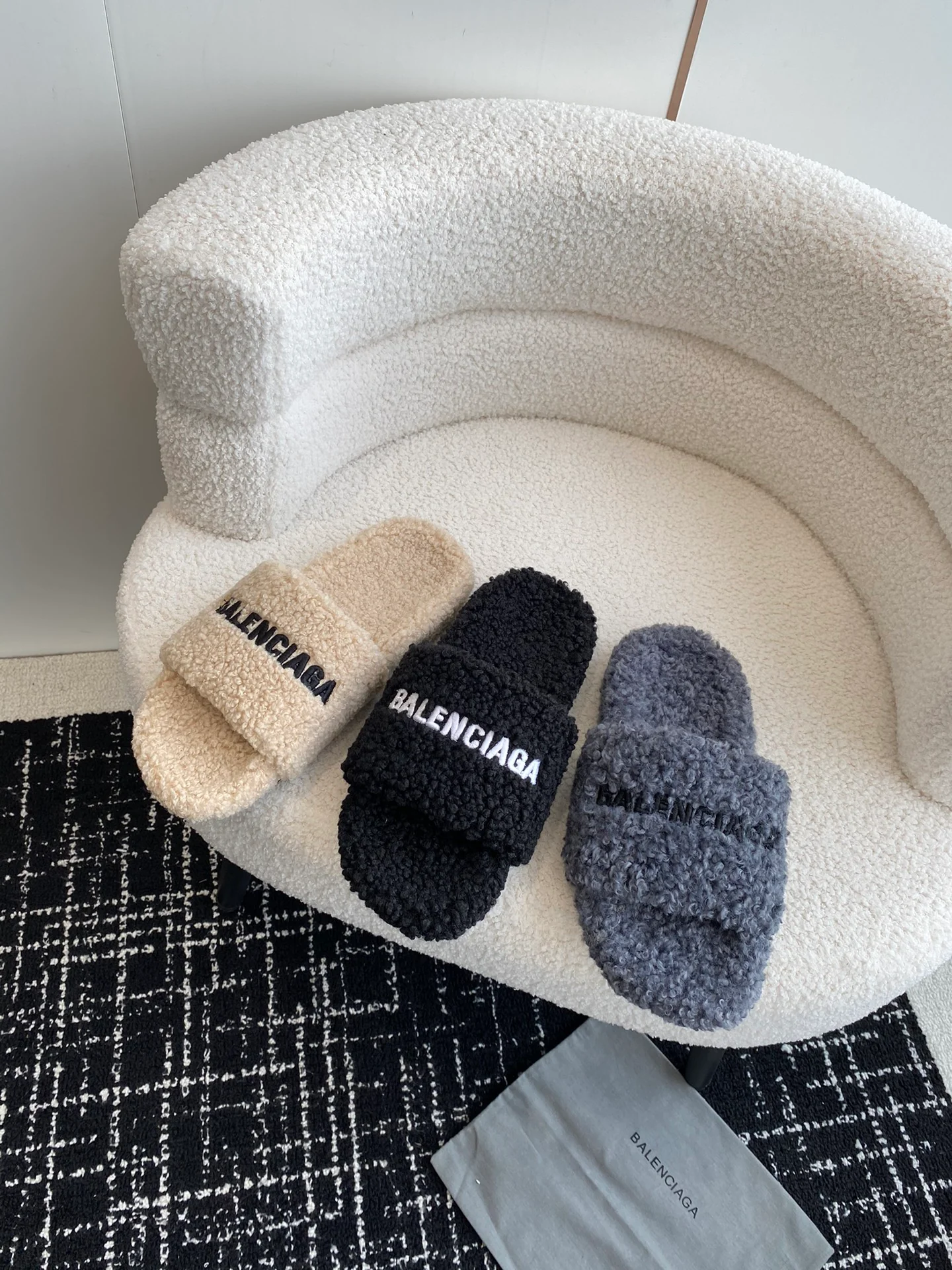 Новинка сезона осень/зима 2023 от Balenciaga - Меховые тапочки - Черные