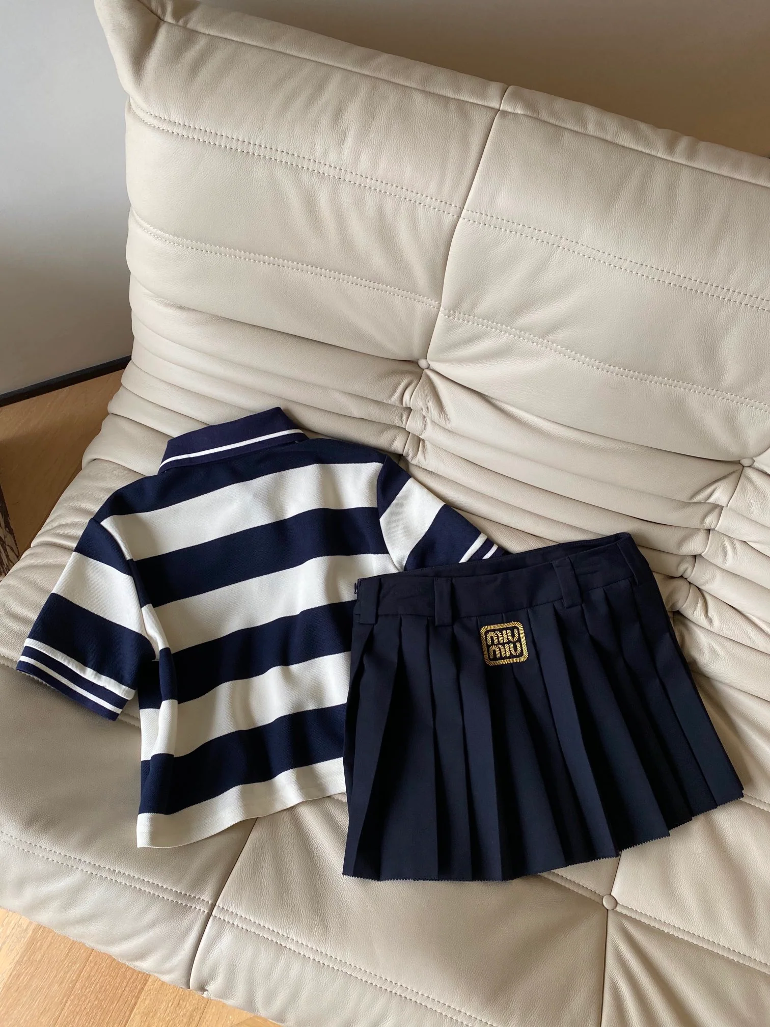 Комплект Miu Miu-2404-24ss: повседневная рубашка-поло и плиссированная юбка.