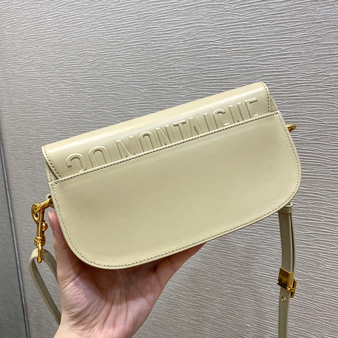 Сумка-подмышка Dior Bobby серии East-West абрикосового цвета.