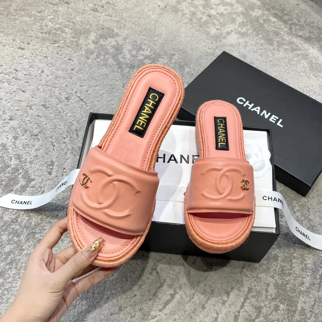 Новинка сезона весна/лето 2023 от Chanel - тапочки 3D Double C - розовые.