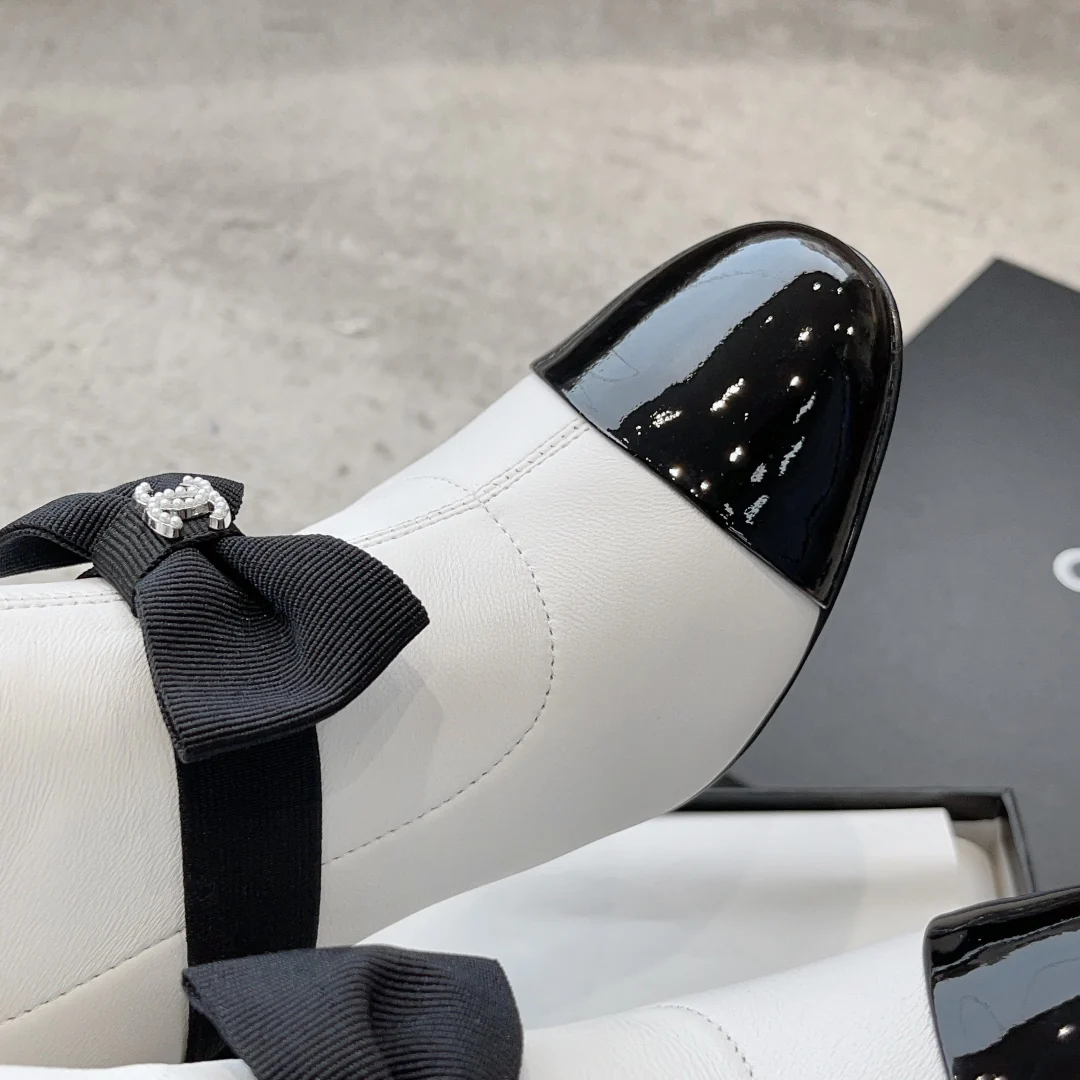 Новинка из коллекции Chanel Pre-Fall 2023 — образ с парижского подиума — ботильоны с бантом — белые.