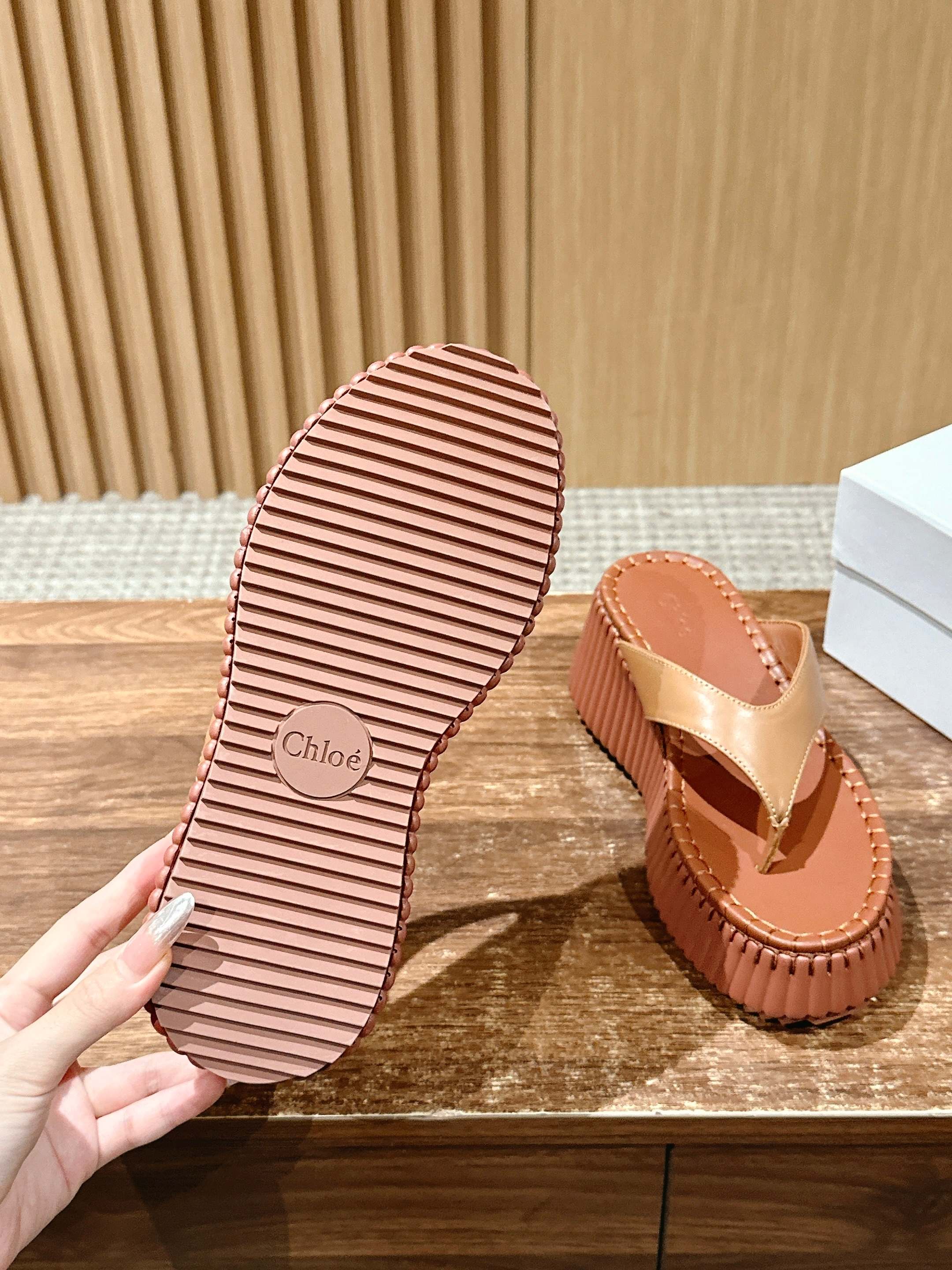 Шлёпанцы на платформе Chloe - коричневые