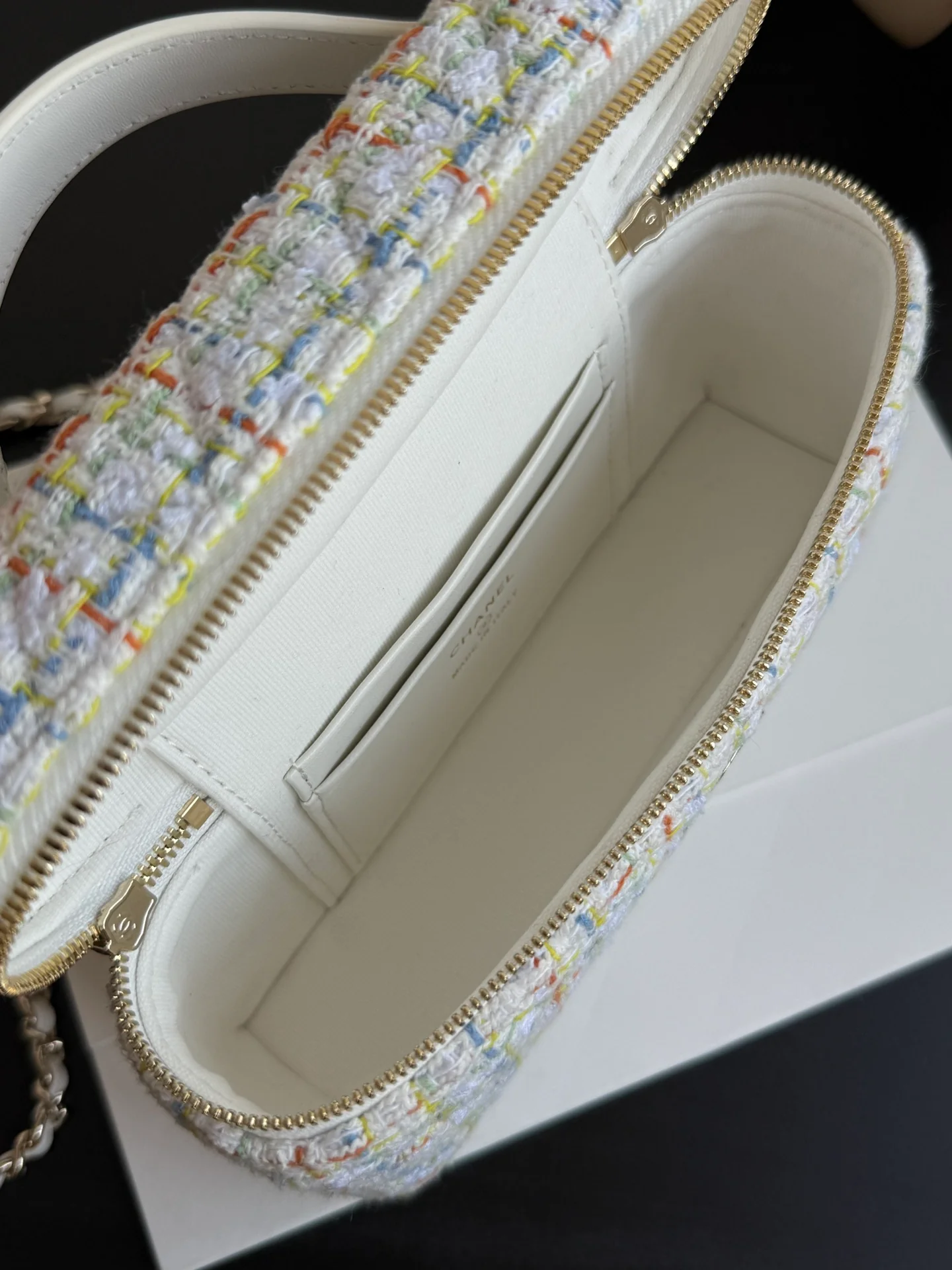 Бланш-сумка Chanel-LP из твида, белая.