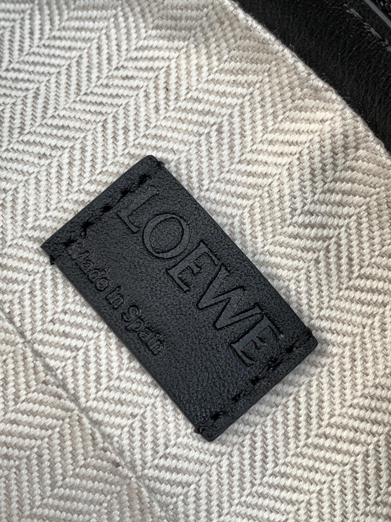 Сумка-хобо Loewe Puzzle из кожи наппа, черная.