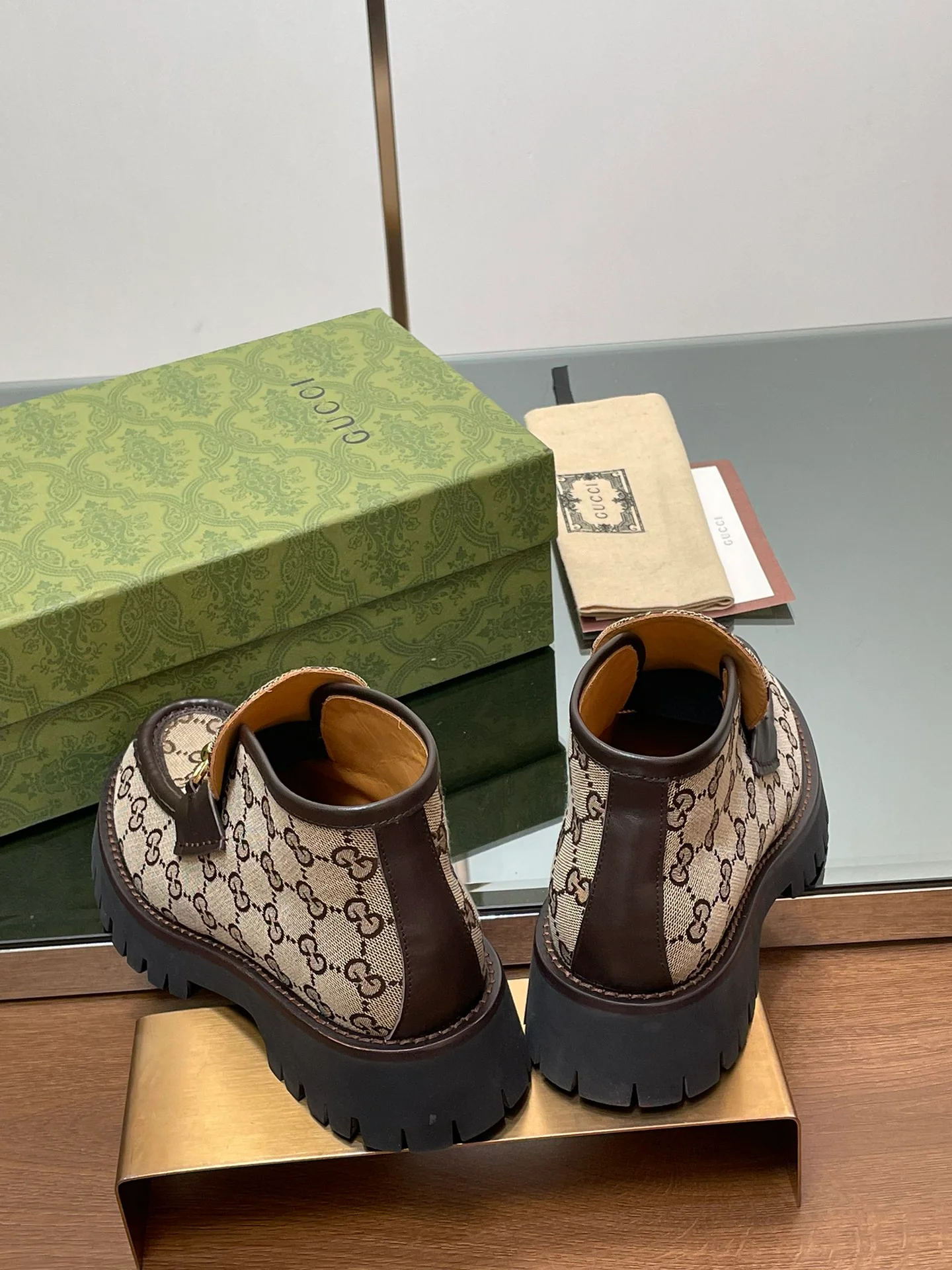 Ботильоны Gucci 2024 на платформе с пряжкой 