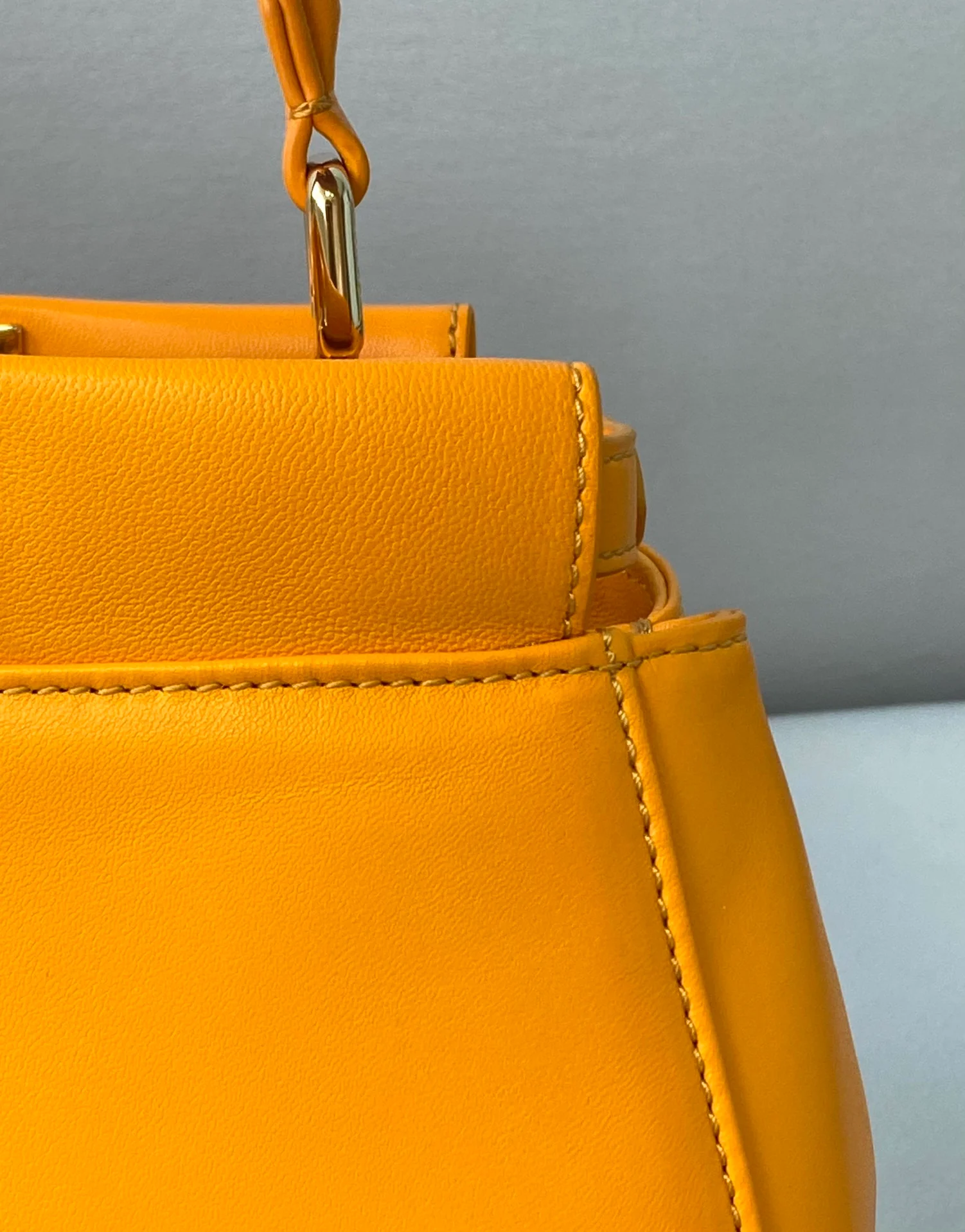 Миниатюрная желтая кожаная сумочка Fendi Peekaboo